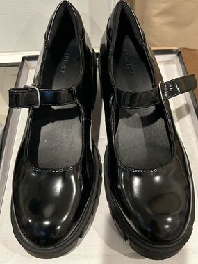 EUC Old Navy Black Patent Mary Jane Shoes size 8.5